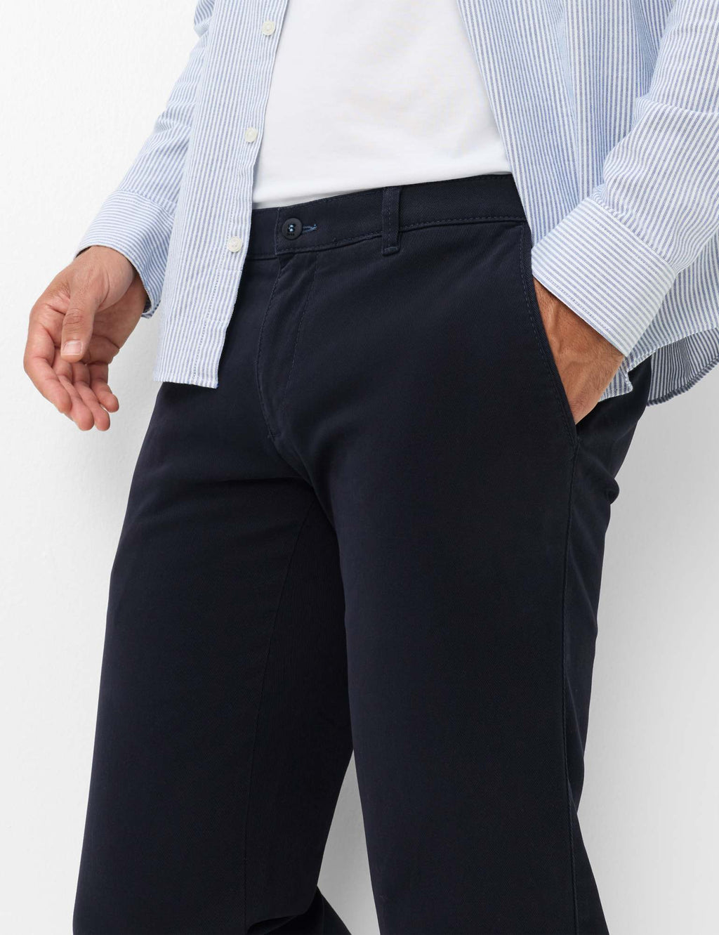 Brax Fabio IN 7-1153 chinos in Navy – lifestyle detail