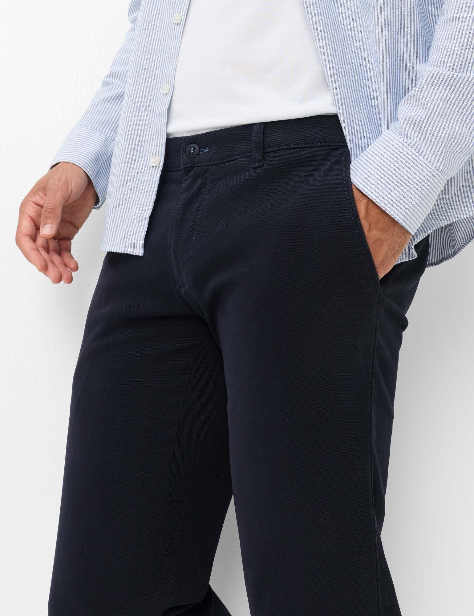 Brax Fabio IN 7-1153 chinos in Navy – lifestyle detail
