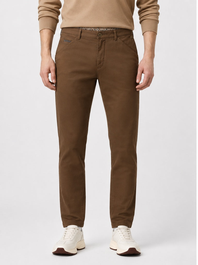 Meyer Chicago 5627 chinos in Brown – front model view