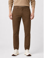 Meyer Chicago 5627 chinos in Brown – front model view
