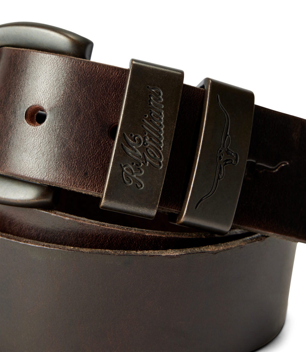 R.M.Williams Drover leather belt in Walnut – buckle and double-keeper detail